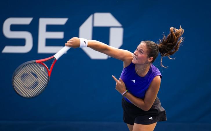 Kasatkina serve